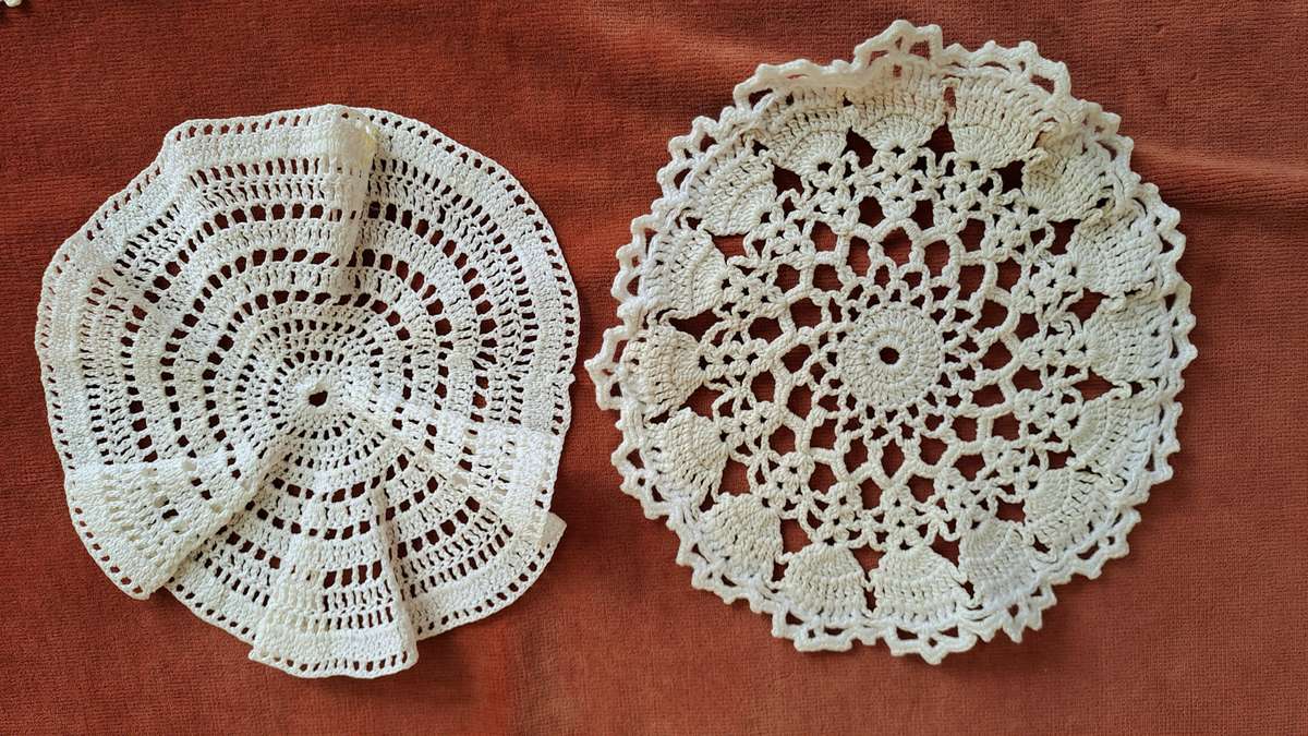 Two small doilies - white - 14-16 cm