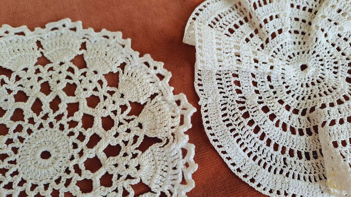 Two small doilies - white - 14-16 cm