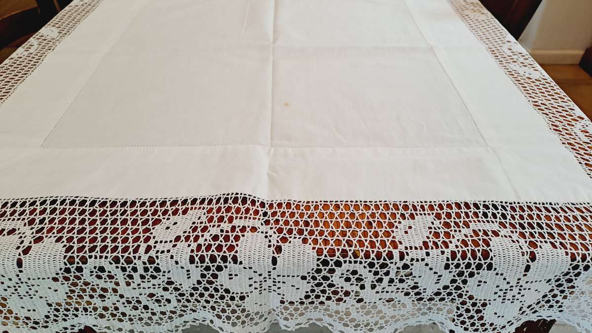 Small white tablecloth with wide lace border 136 x 42cm