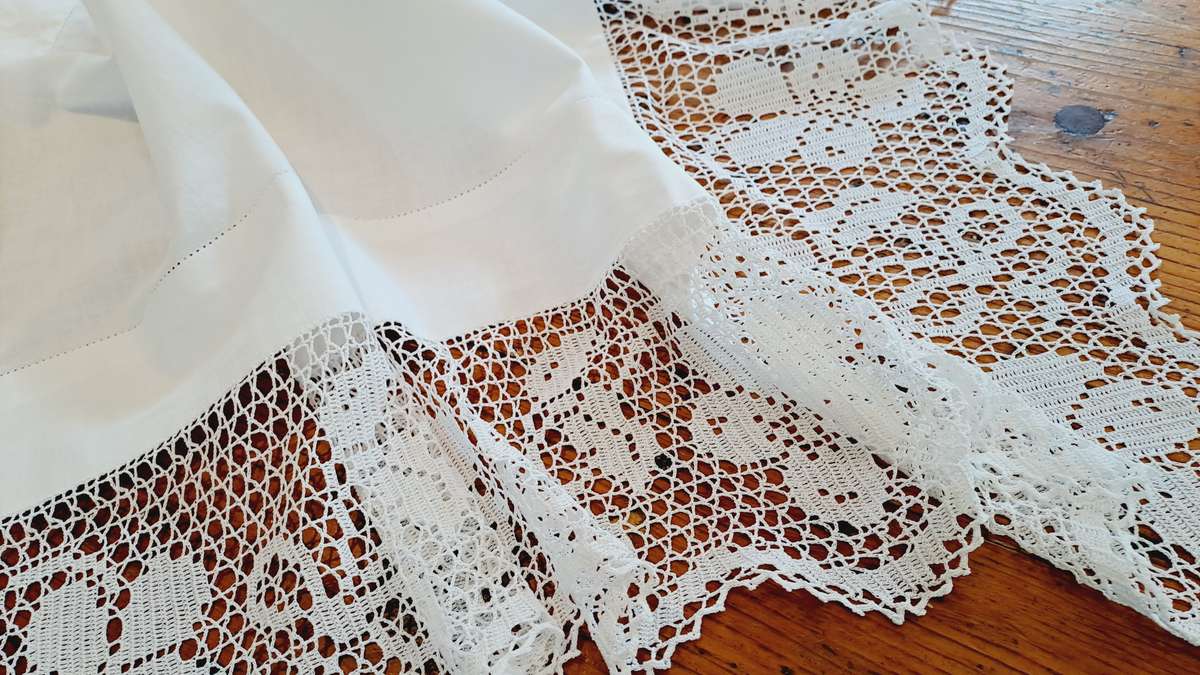 Small white tablecloth with wide lace border 136 x 42cm