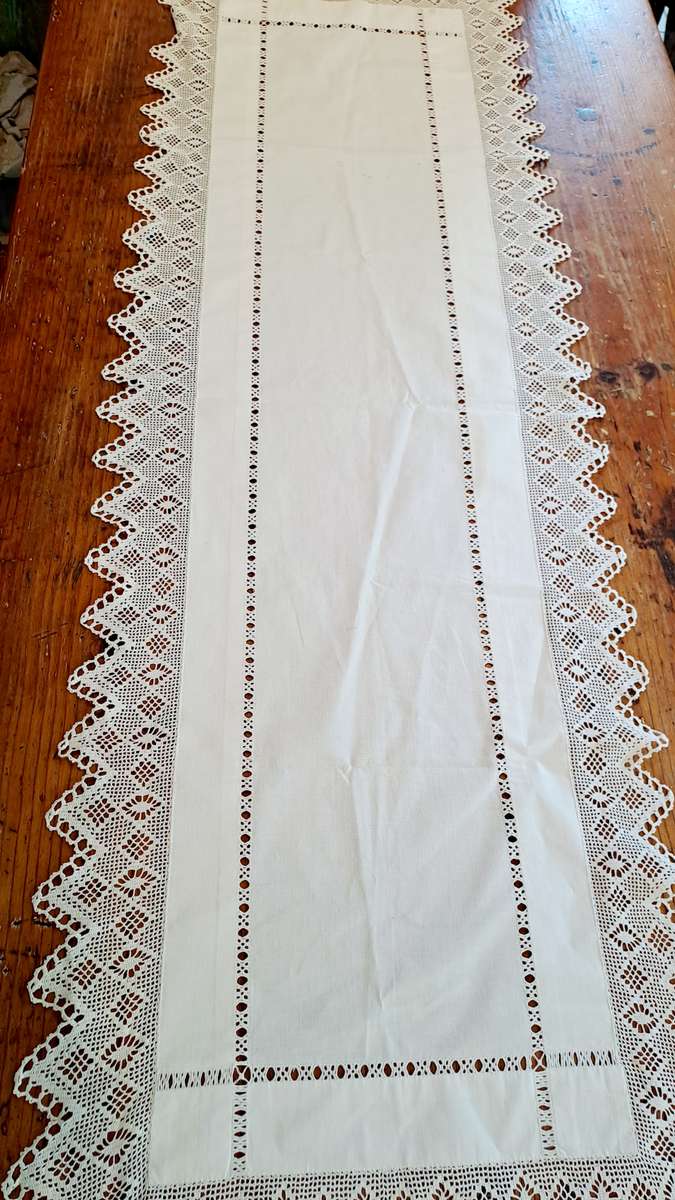 Beautiful linen runner with lace border 136 x 42cm