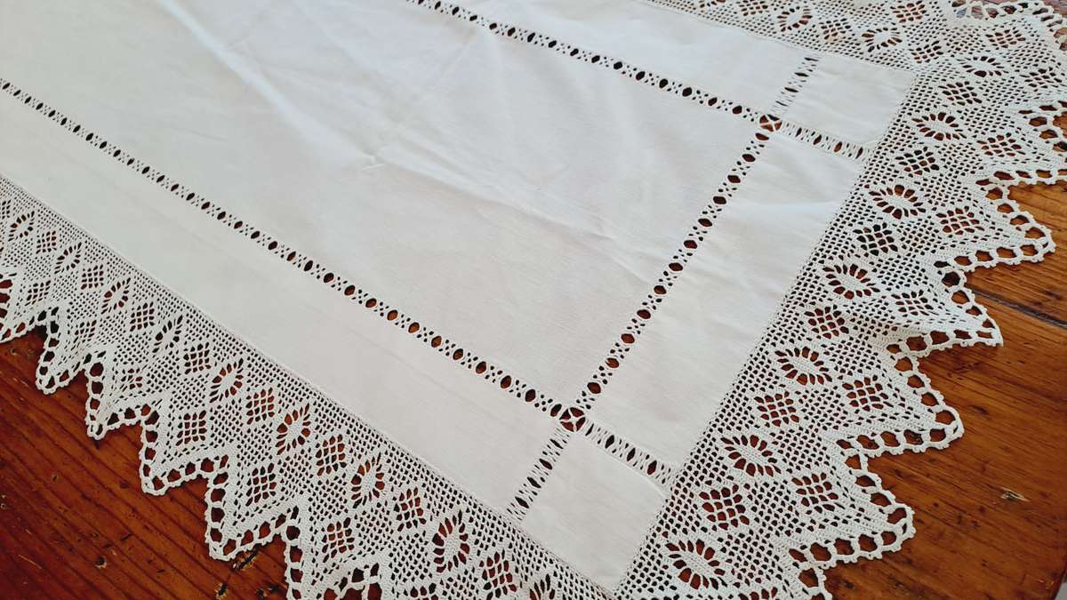 Beautiful linen runner with lace border 136 x 42cm