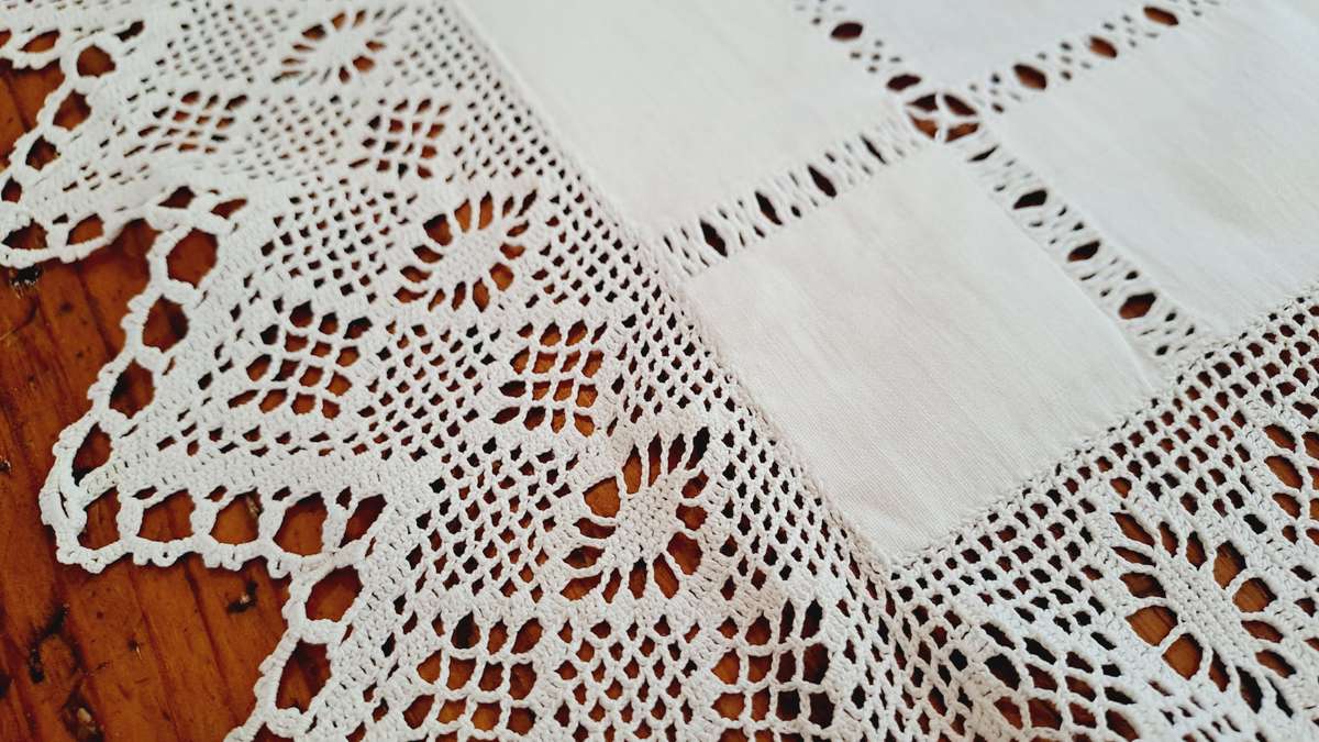 Beautiful linen runner with lace border 136 x 42cm