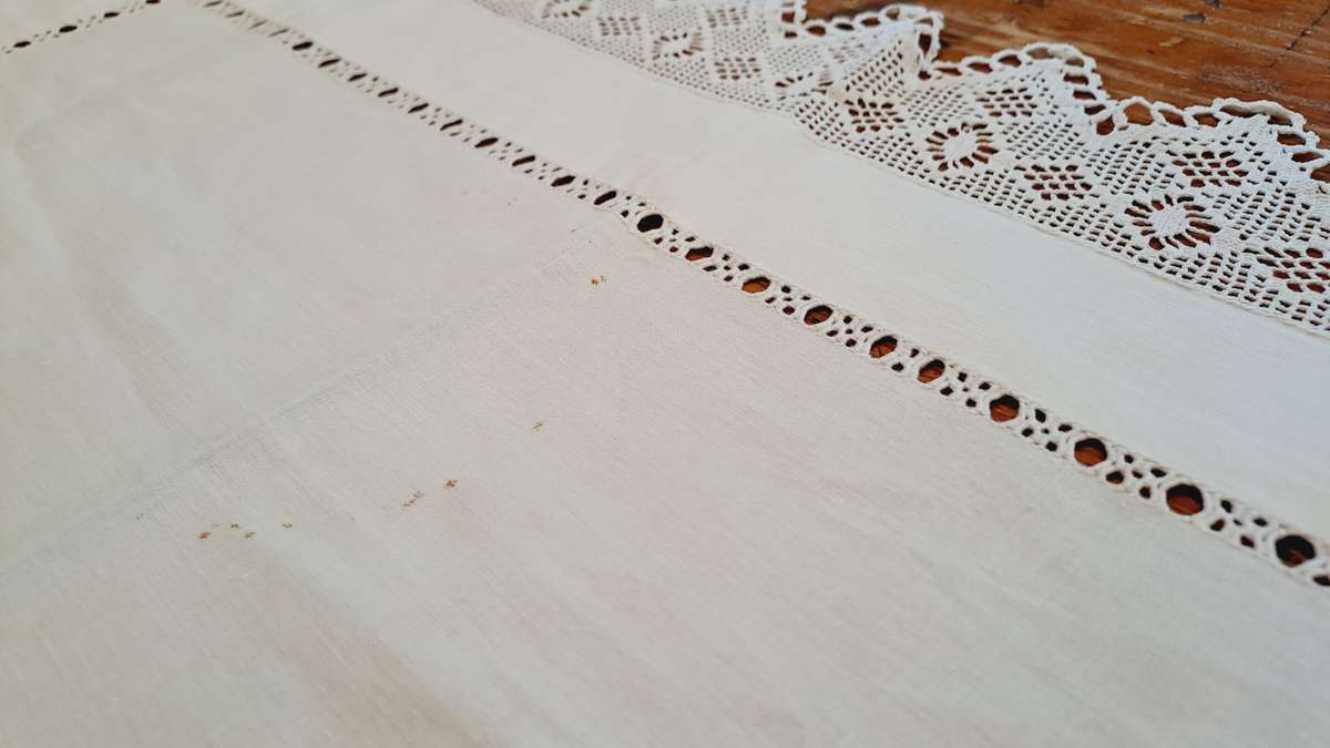 Beautiful linen runner with lace border 136 x 42cm