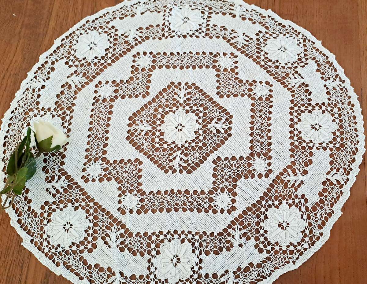 Large handknotted lace doily/ doilie - white - 55 cm