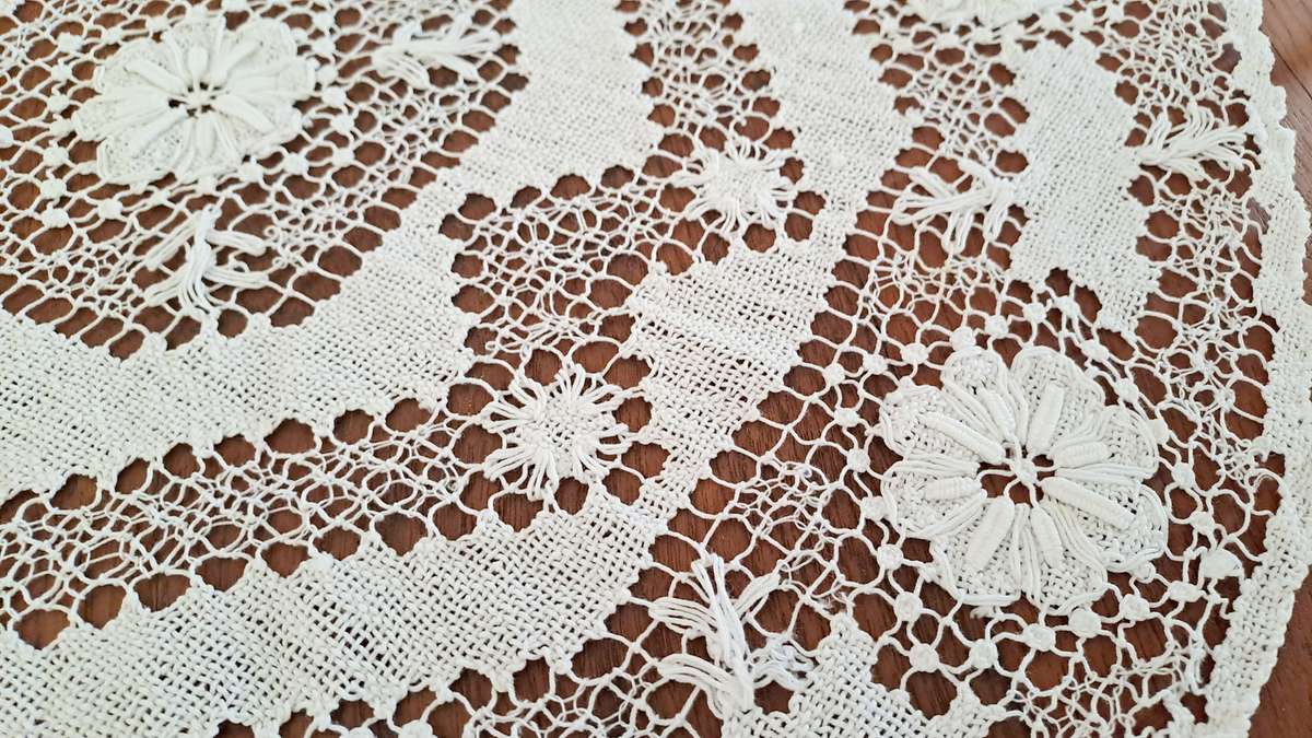 Large handknotted lace doily/ doilie - white - 55 cm