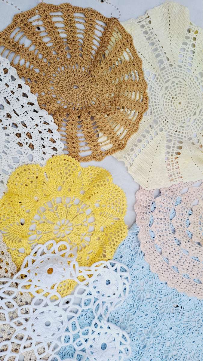 Lot of 8 doilies and crochet work for craftwork or recycling