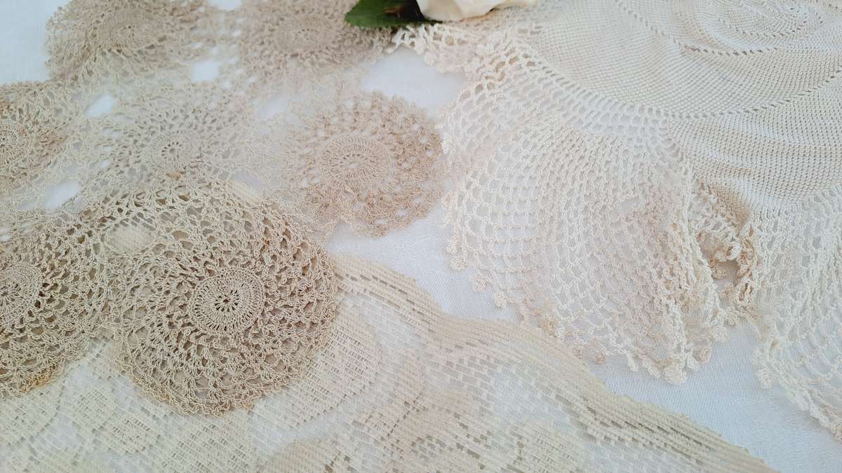 Lot of 6 doilies and crochet work for craftwork or recycling