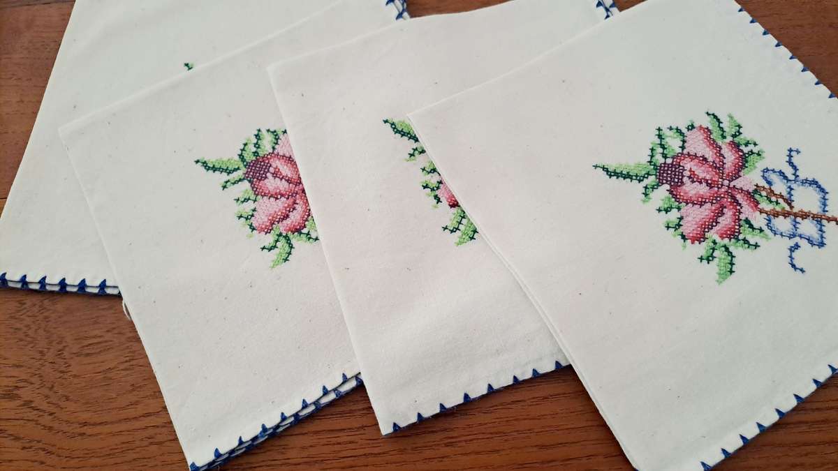 Set of 6 cross stitch embroidered napkins  - cotton - 36 x 36 cm