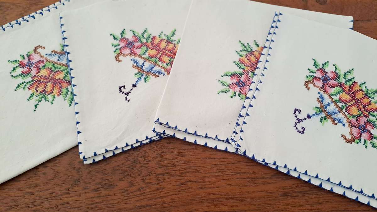 Set of 4 cross stitch embroidered napkins  - cotton - 36 x 36 cm