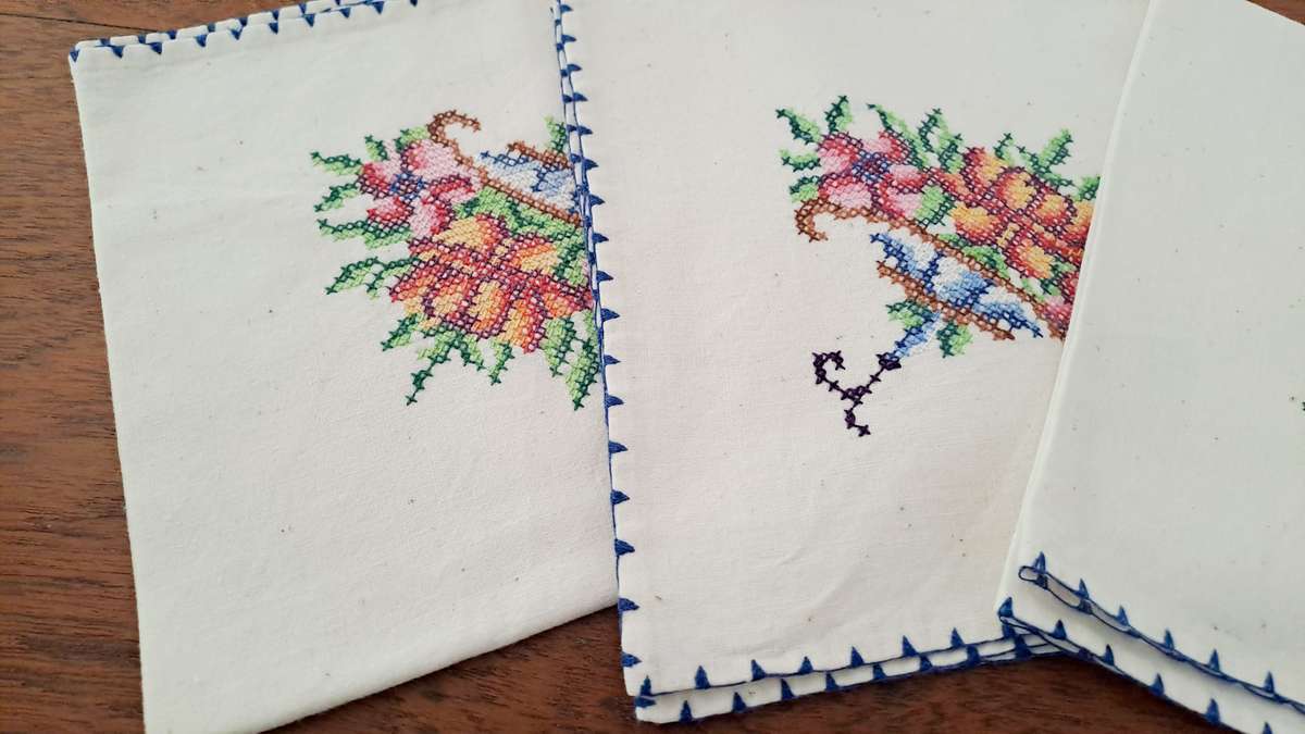 Set of 4 cross stitch embroidered napkins  - cotton - 36 x 36 cm