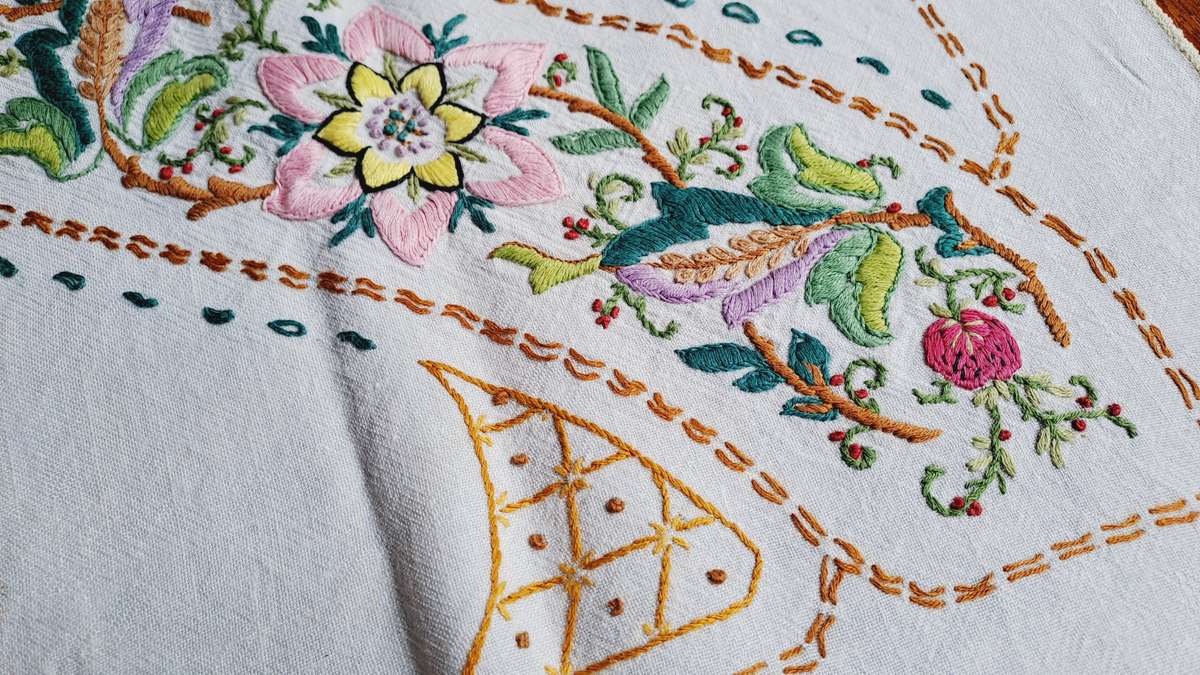 Embroidered cloth with colourful flowers - 90 x 43 cm