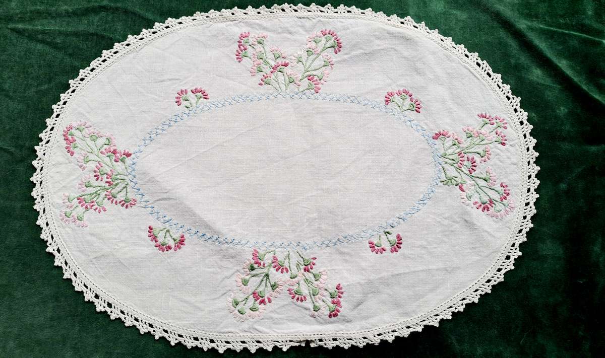 Oval linen embroidered tray cloth - 43 x 27cm - crochet edging