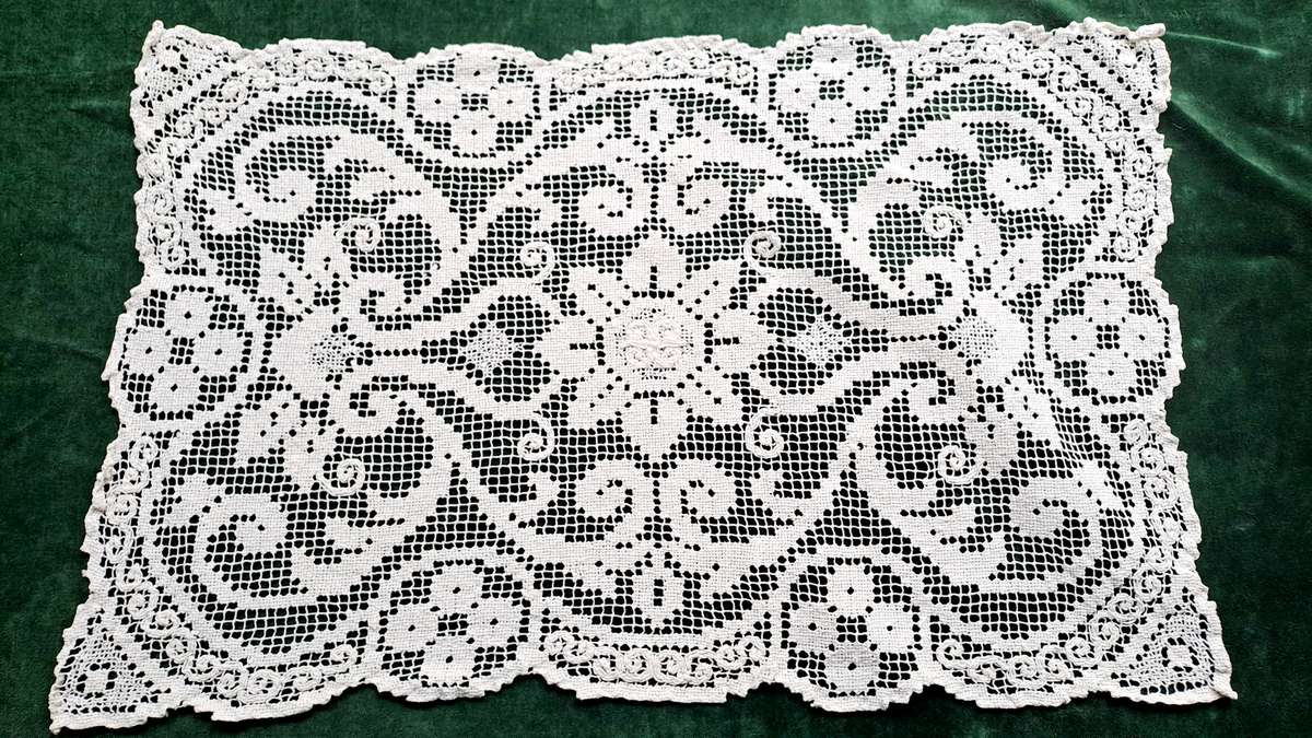 Handknotted lace tray cloth 31 x 50cm
