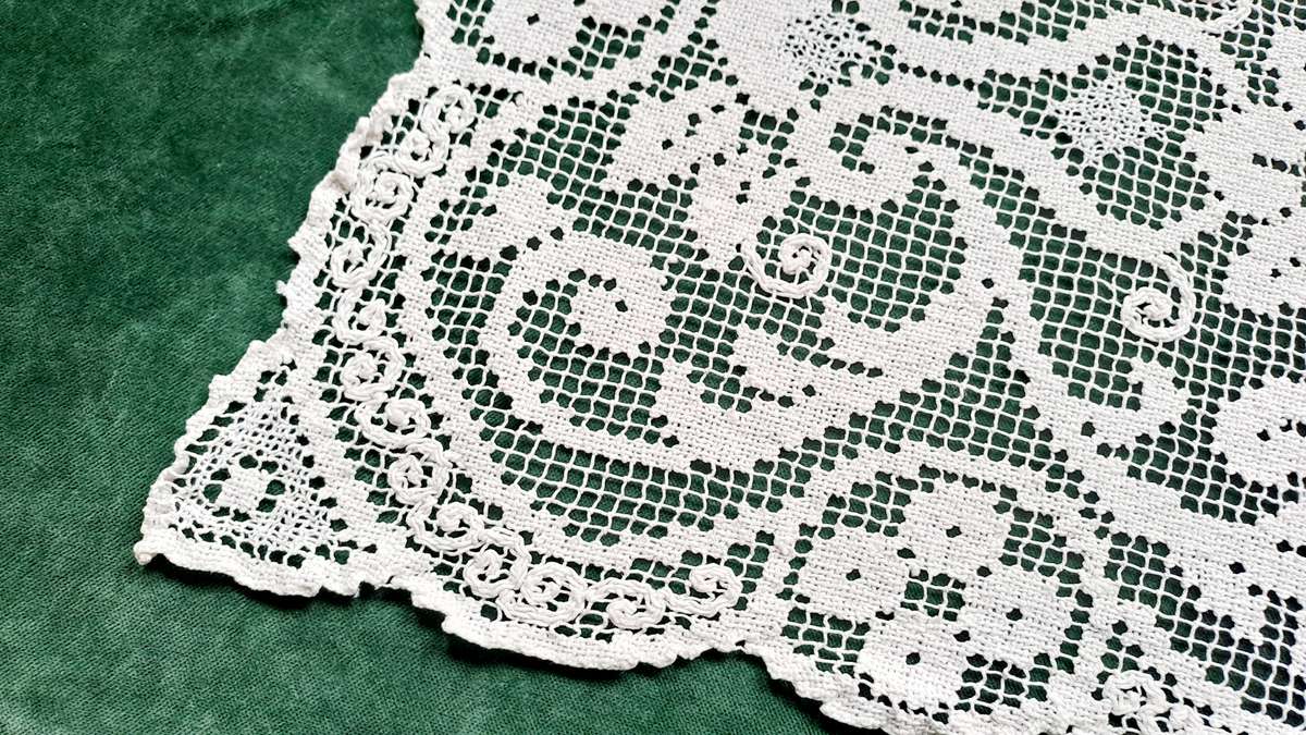 Handknotted lace tray cloth 31 x 50cm