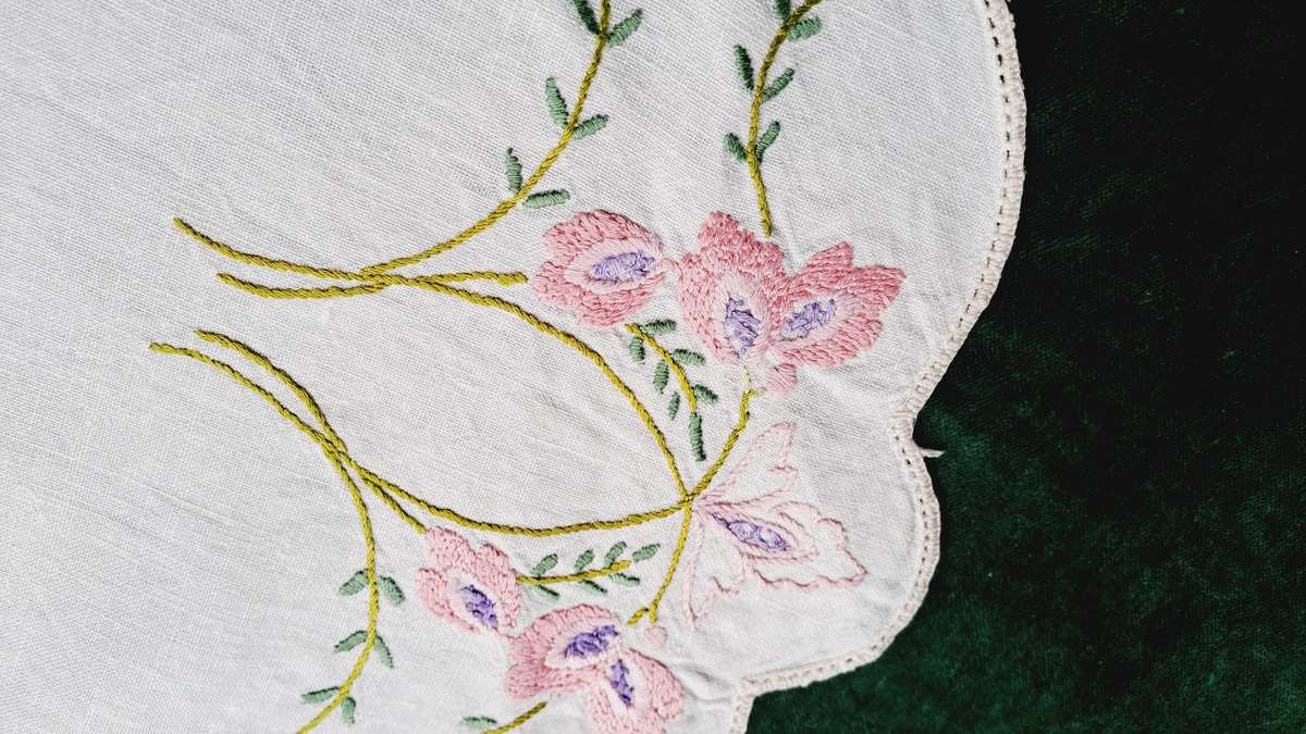 Oval linen embroidered tray cloth - 44 x 32cm -