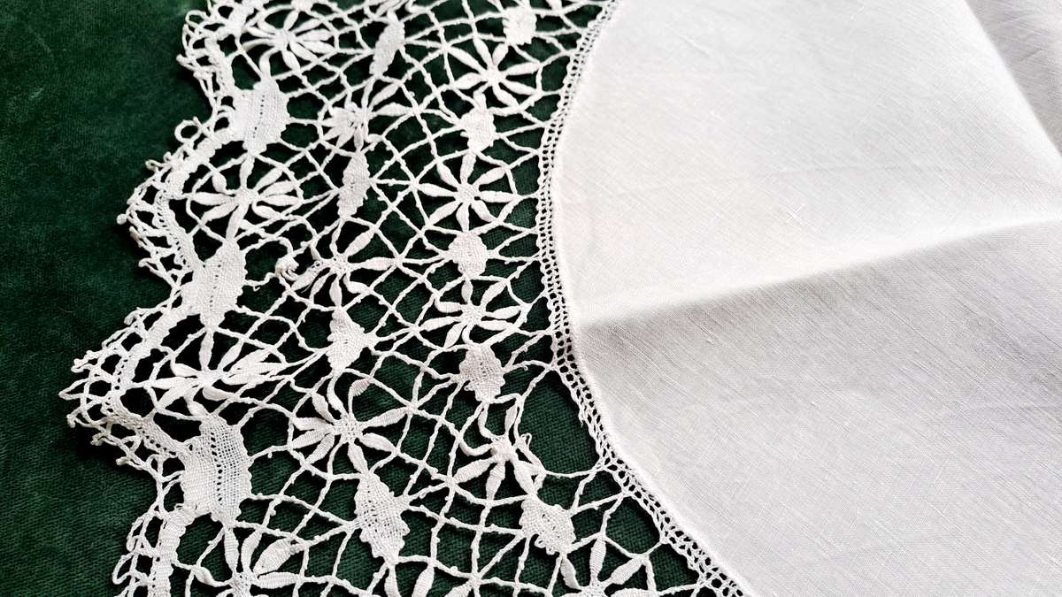 Large, stunning, lace and linen doilie -56 cm