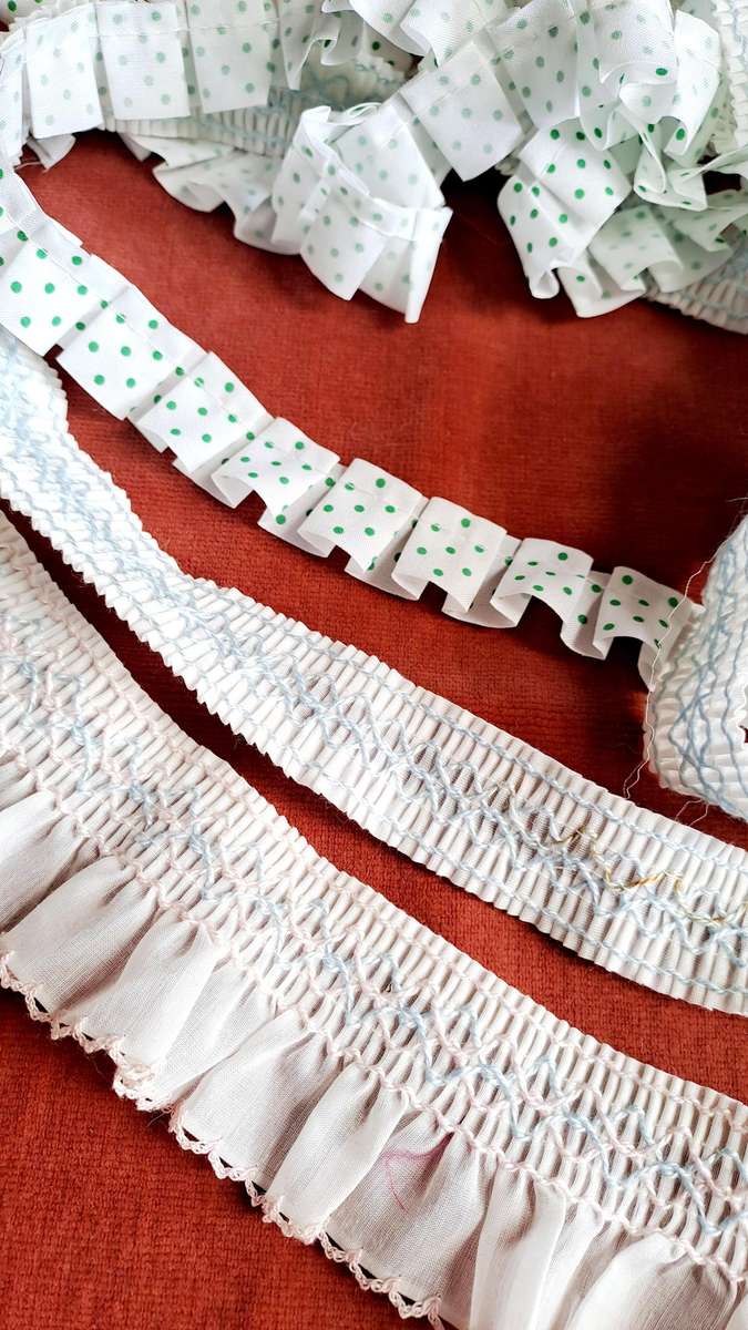 Smocked / Ruffled trim - 250cm in total