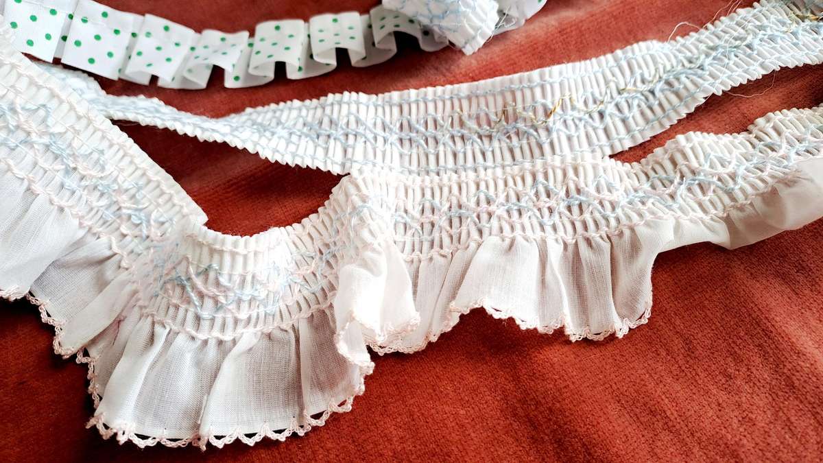 Smocked / Ruffled trim - 250cm in total