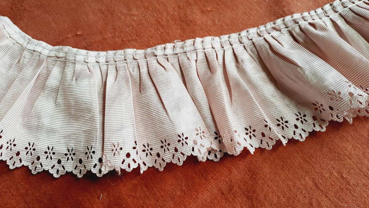 Pale dusky pink frill - ruffled - 200cm length