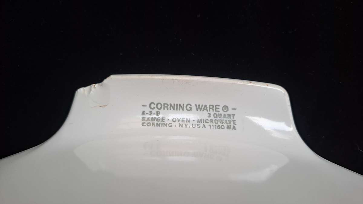 Corningware - cornflower - A-3-B 3 QUART 23 X 23 X 11cm - chipped