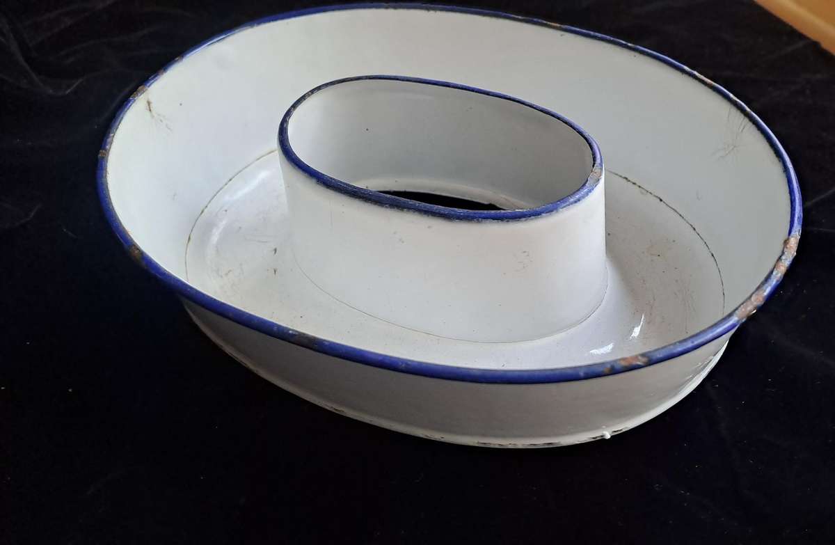 Enamel jelly mould/mold  - white and blue - 20cm length x 15w x 11 cm high