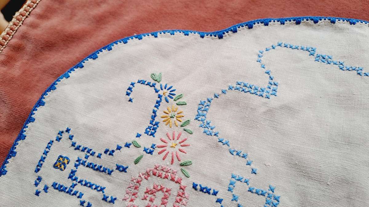 Oval linen embroidered tray cloth - cross stitch- 44 x 24cm