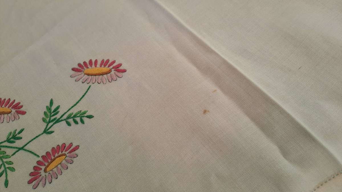 Small, cream linen ablecloth with colourful embroidery - 52 x 52 cm