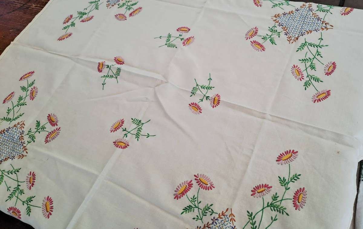 Small, cream linen ablecloth with colourful embroidery - 52 x 52 cm