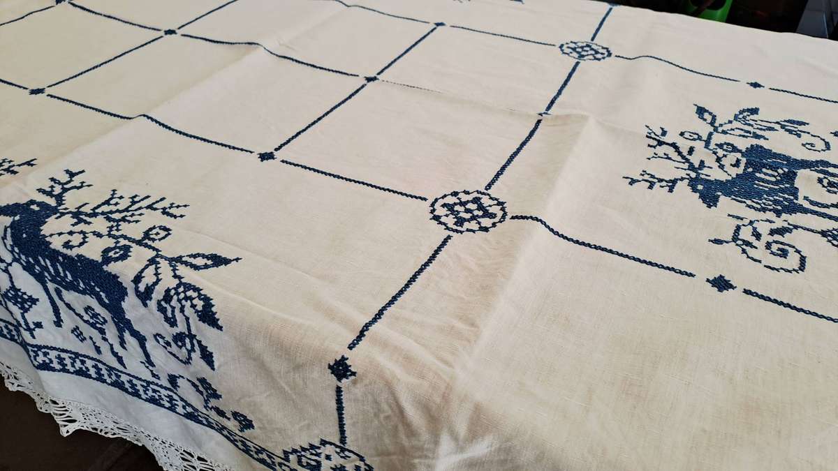 White linen blue cross stitch embroidery and lace edging - 120 x 160 cm