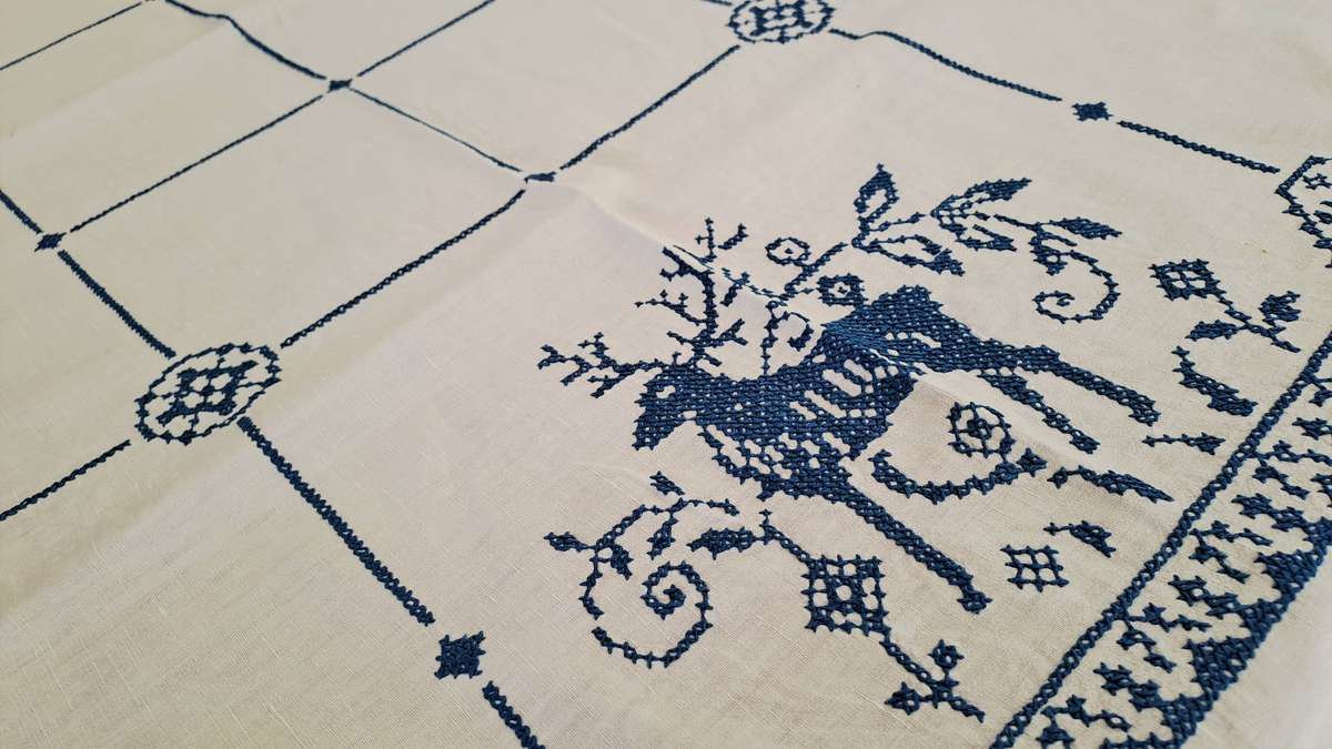 White linen blue cross stitch embroidery and lace edging - 120 x 160 cm