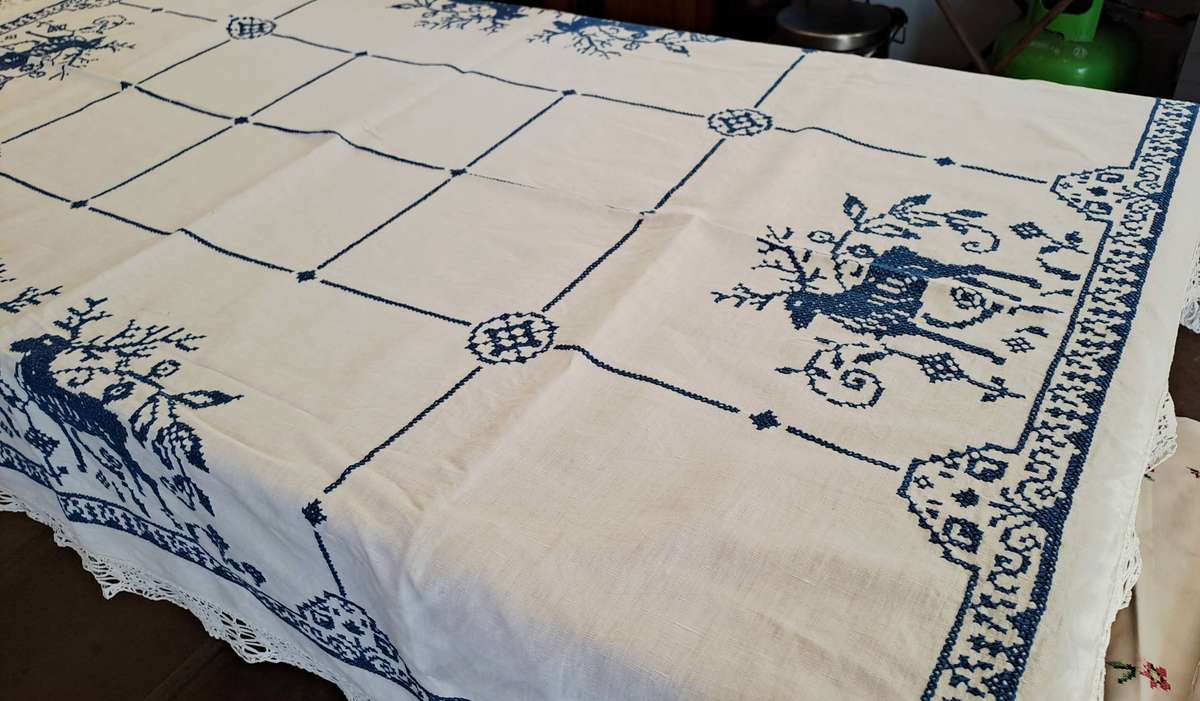 White linen blue cross stitch embroidery and lace edging - 120 x 160 cm