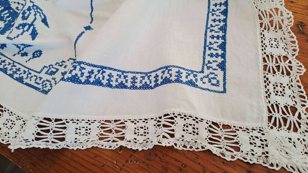 White linen blue cross stitch embroidery and lace edging - 120 x 160 cm