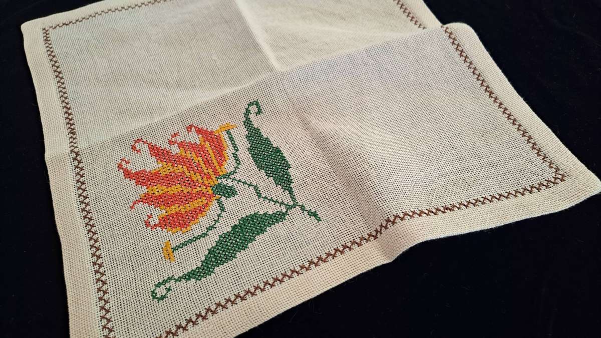 Embroidered cloth - coarseweave - 29 x 29cm