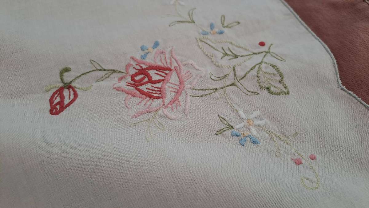 Embroidered tray cloth - linen - satin stitich roses 32 x 46 cm