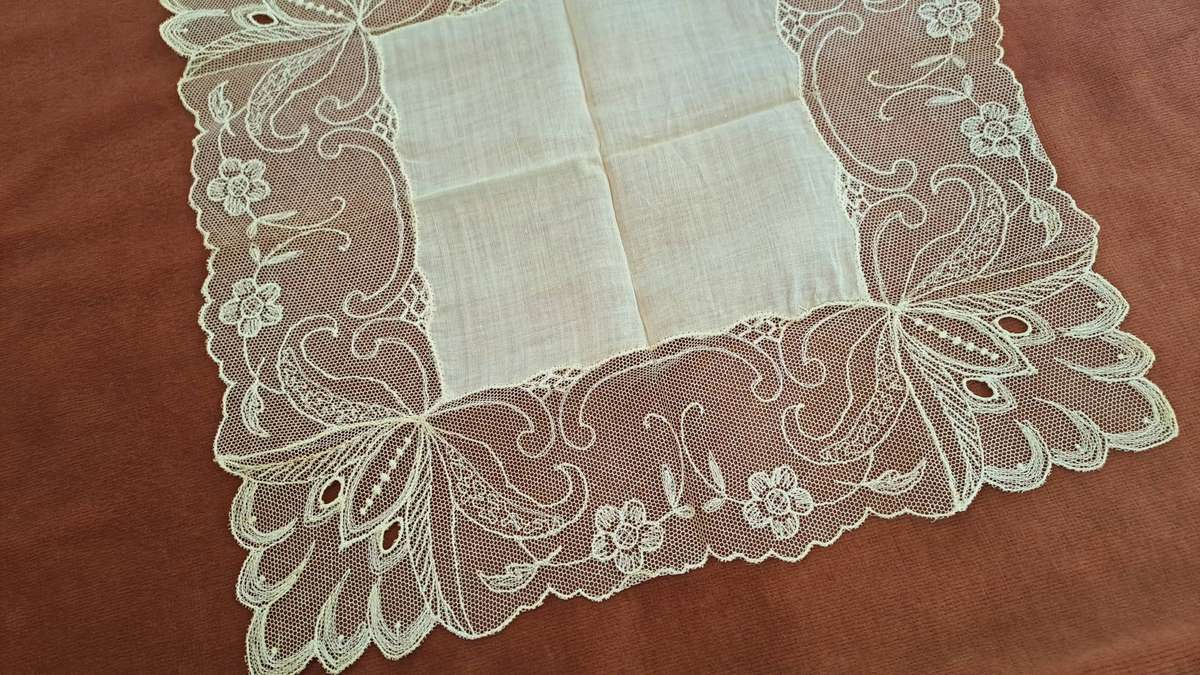 Very dainty lace handkerchief - cream colour - 27 x 27 cm