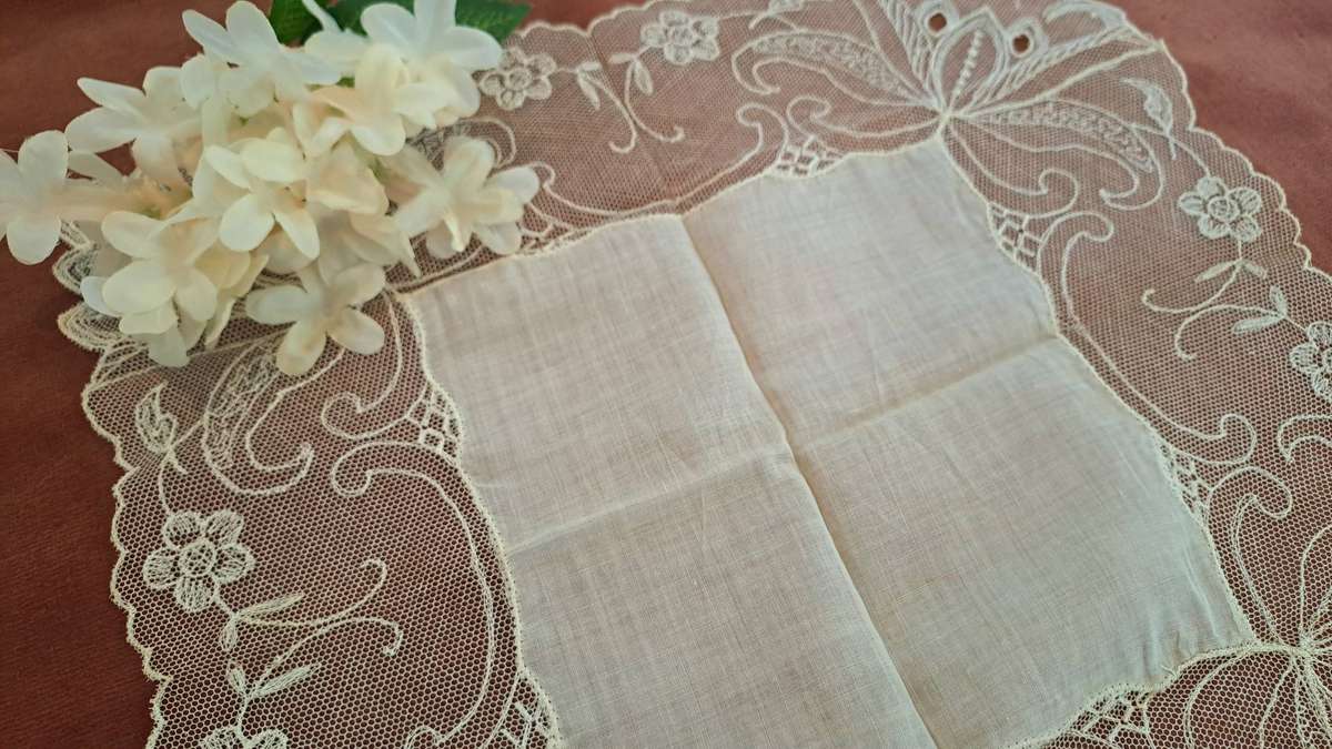 Very dainty lace handkerchief - cream colour - 27 x 27 cm