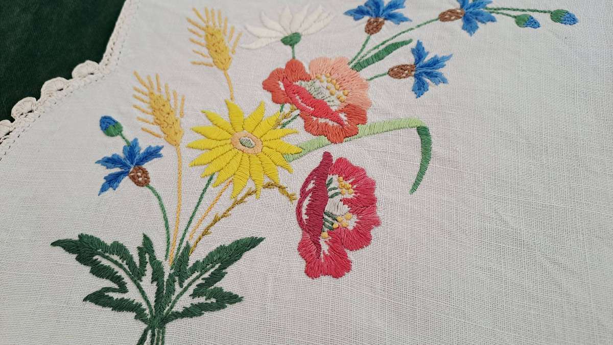 Hand embroidered tray cloth -linen - 30 x 46cm