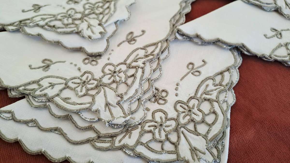 Set of 6 small linen napkins 26 x 26cm - Madeira embroidery