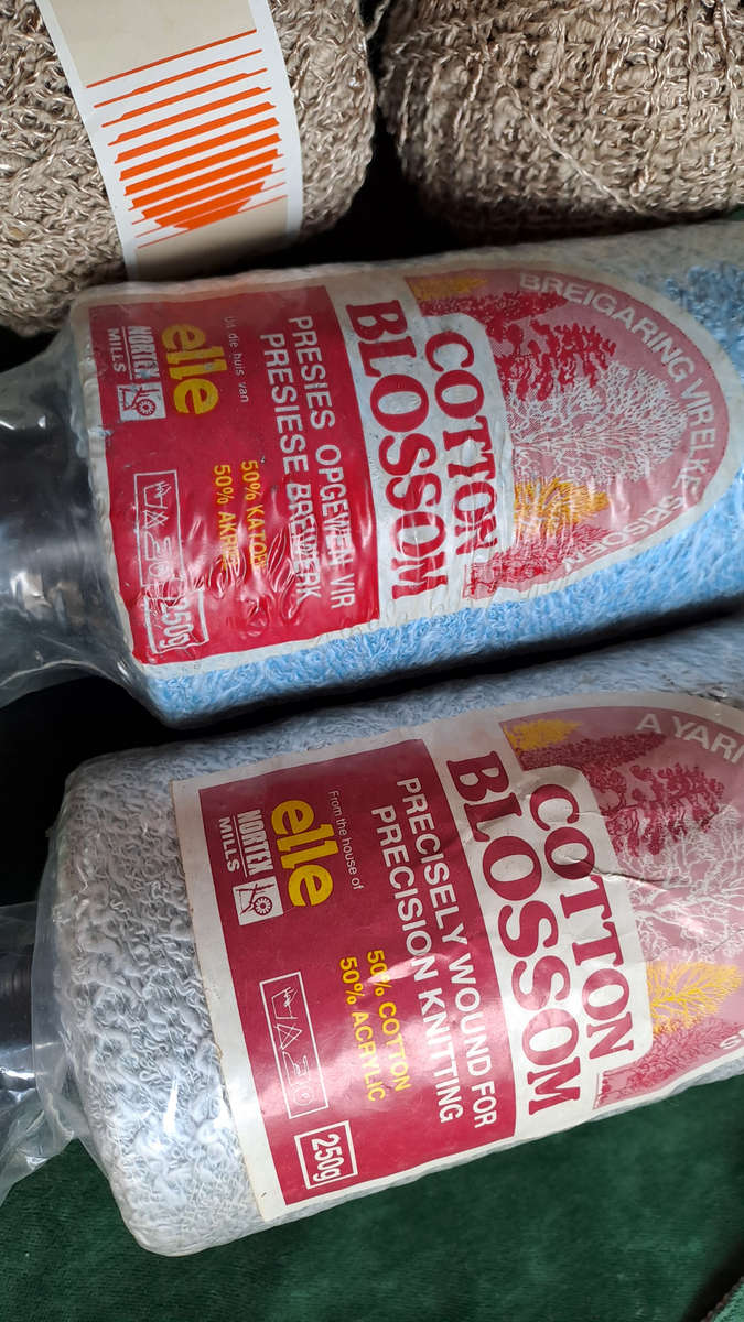 Mixed lot of boucle knitting yarn