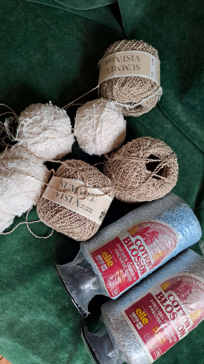 Mixed lot of boucle knitting yarn