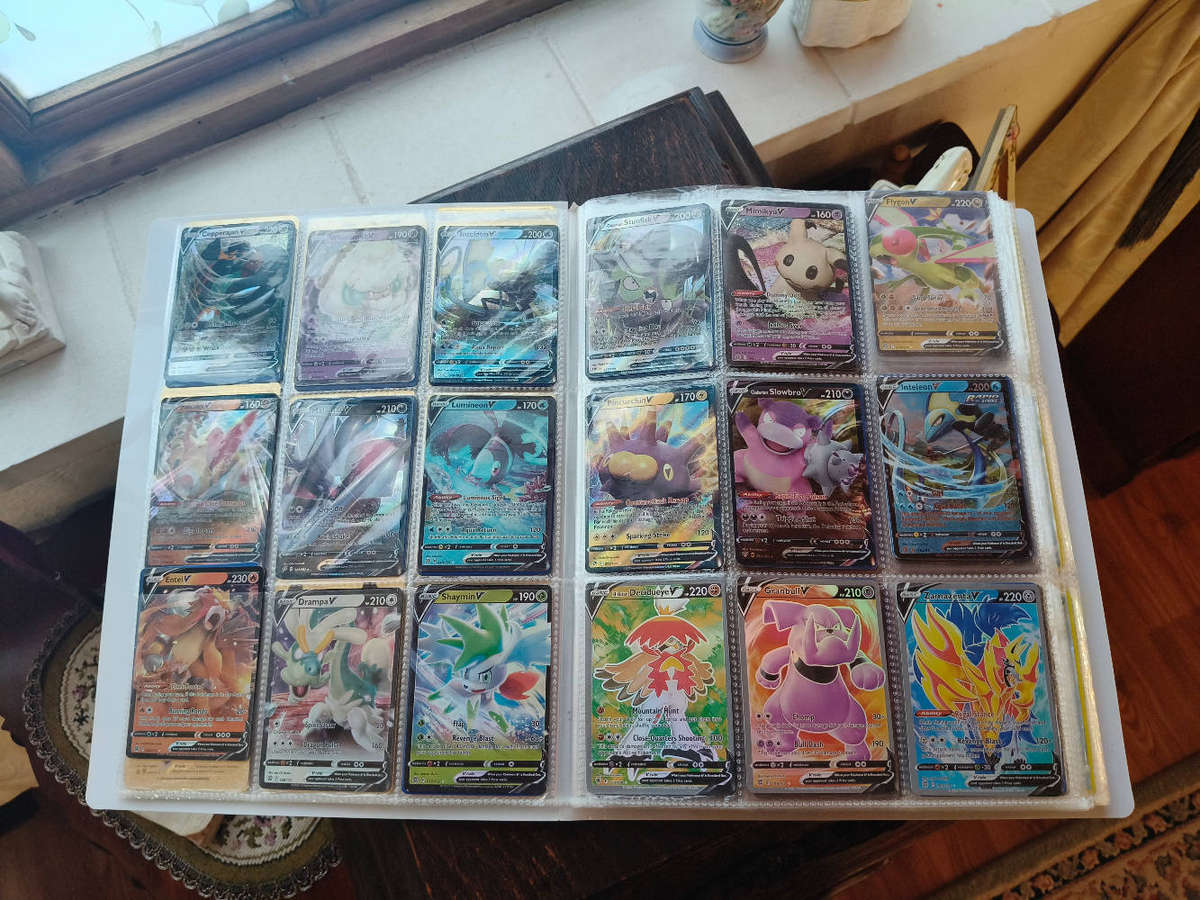 Lot of ±700 Pokémon Cards + 2 Pokémon Tins + Folder