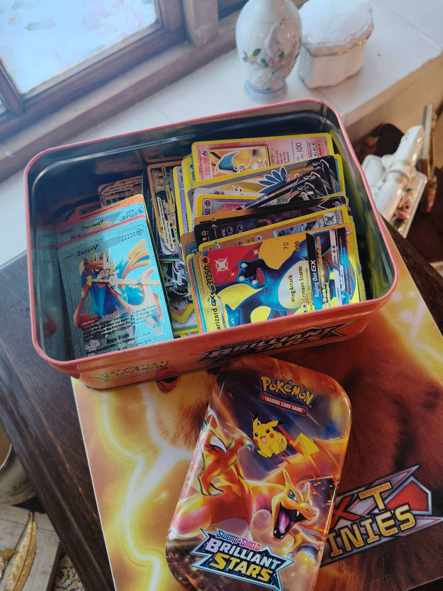 Lot of ±700 Pokémon Cards + 2 Pokémon Tins + Folder