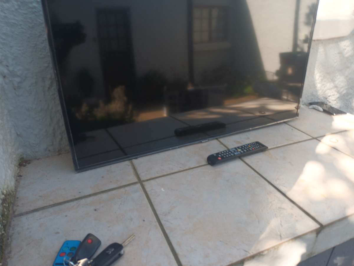 Samsung 40" Smart TV Model UA40H5203ER