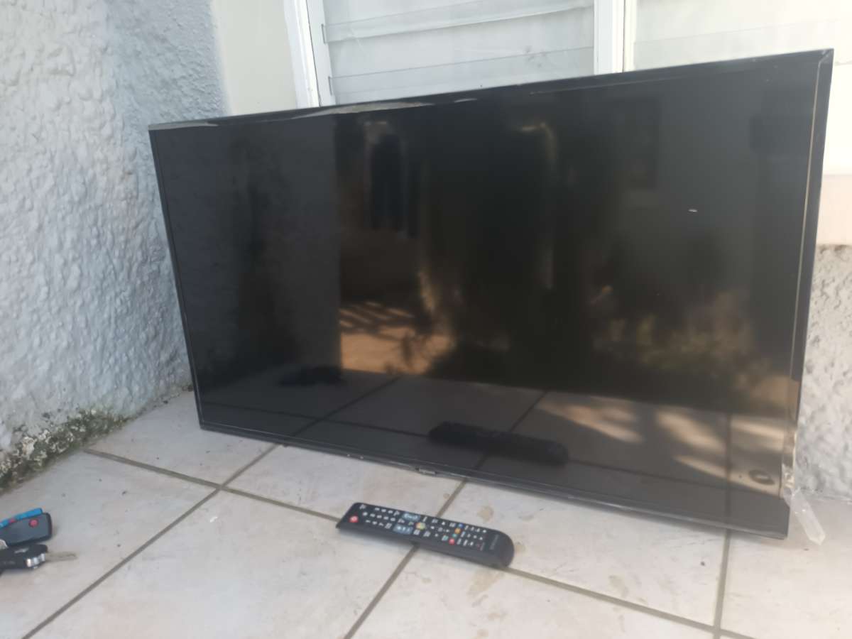 Samsung 40" Smart TV Model UA40H5203ER