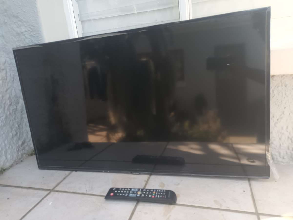 Samsung 40" Smart TV Model UA40H5203ER