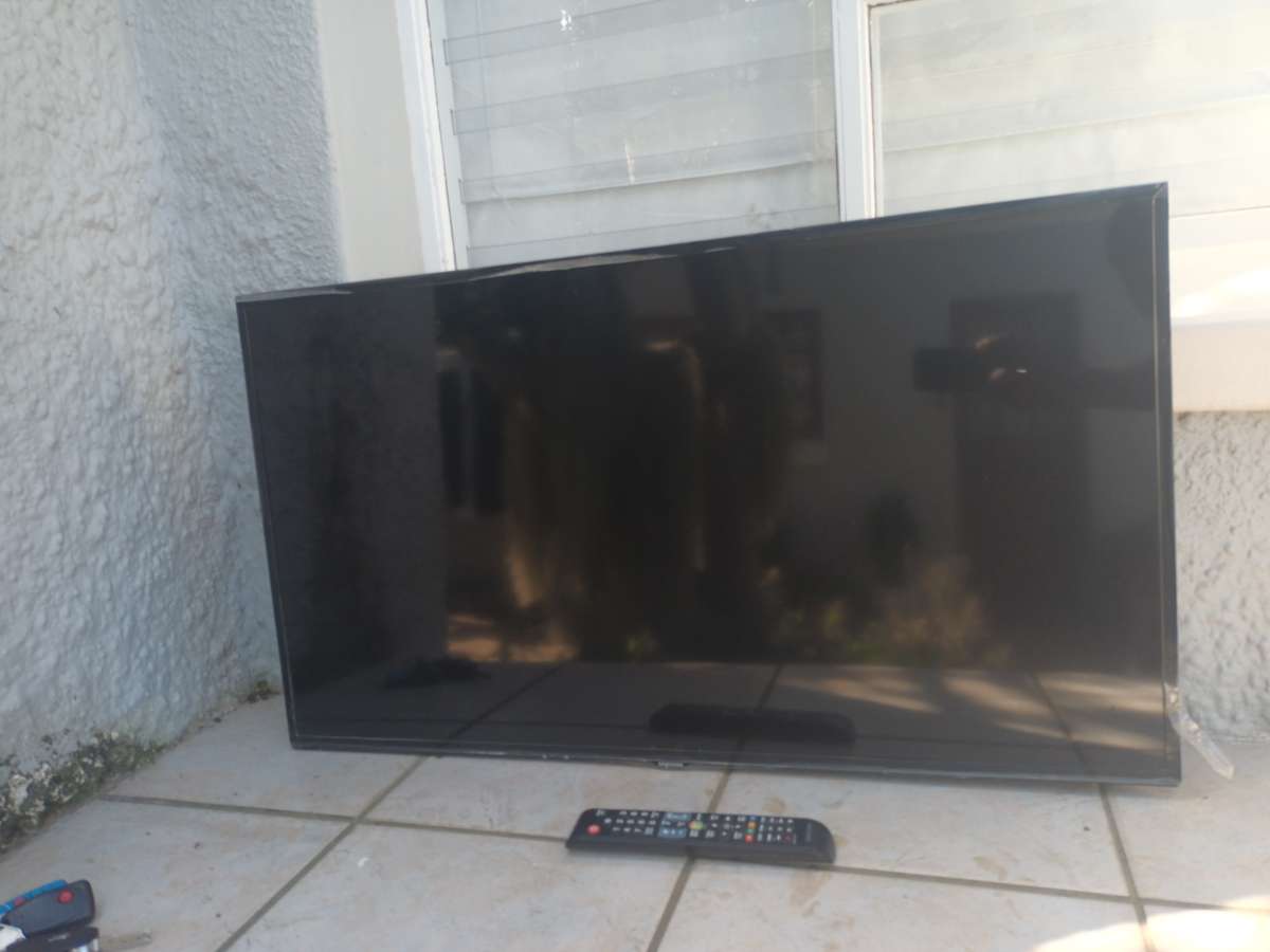 Samsung 40" Smart TV Model UA40H5203ER