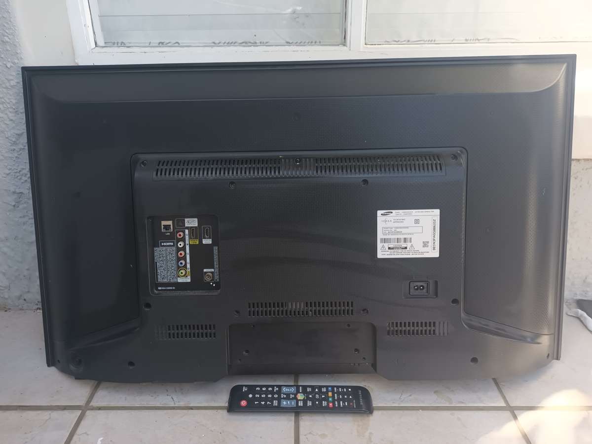 Samsung 40" Smart TV Model UA40H5203ER