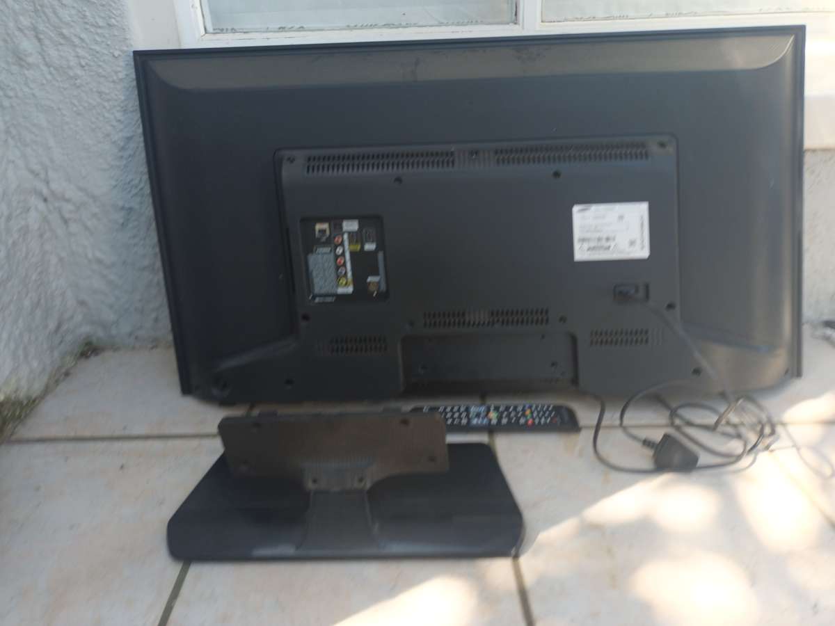 Samsung 40" Smart TV Model UA40H5203ER