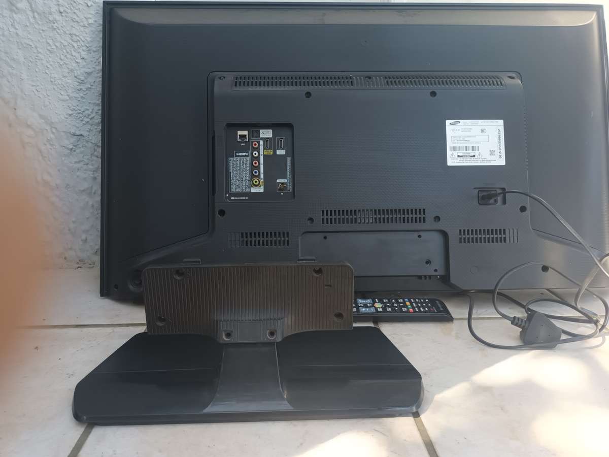 Samsung 40" Smart TV Model UA40H5203ER